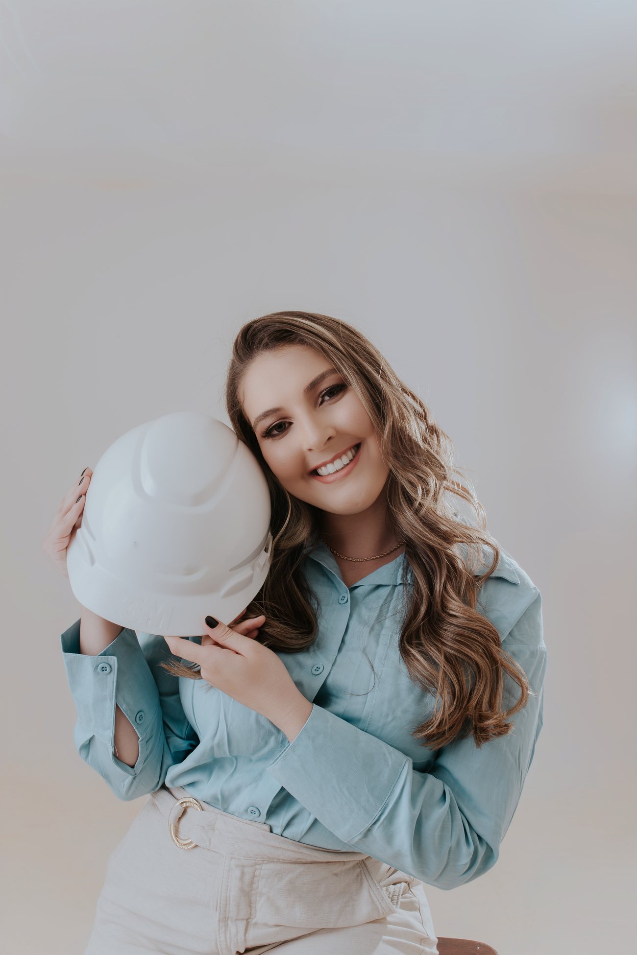 Isabella Fernandes, engenheira civil e especialista em geotecnia, segurando um capacete de obra
